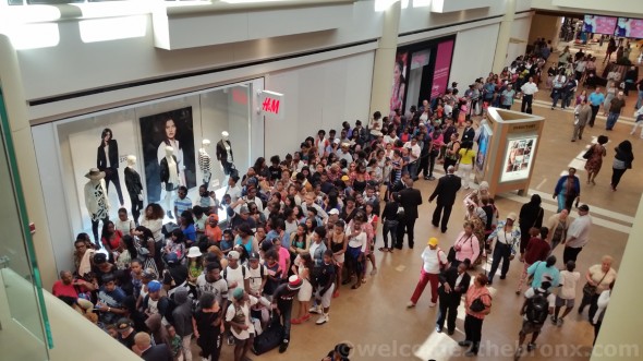 Hundreds line up for H&M